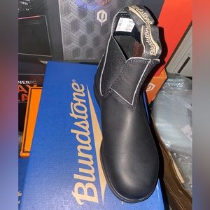 - Blundstone black 510 shoe